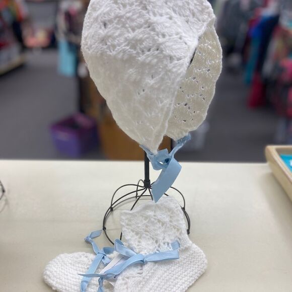 Vintage White Knit Baby Bonnet and Booties with Blue Ribbon - Picture 2 of 6
